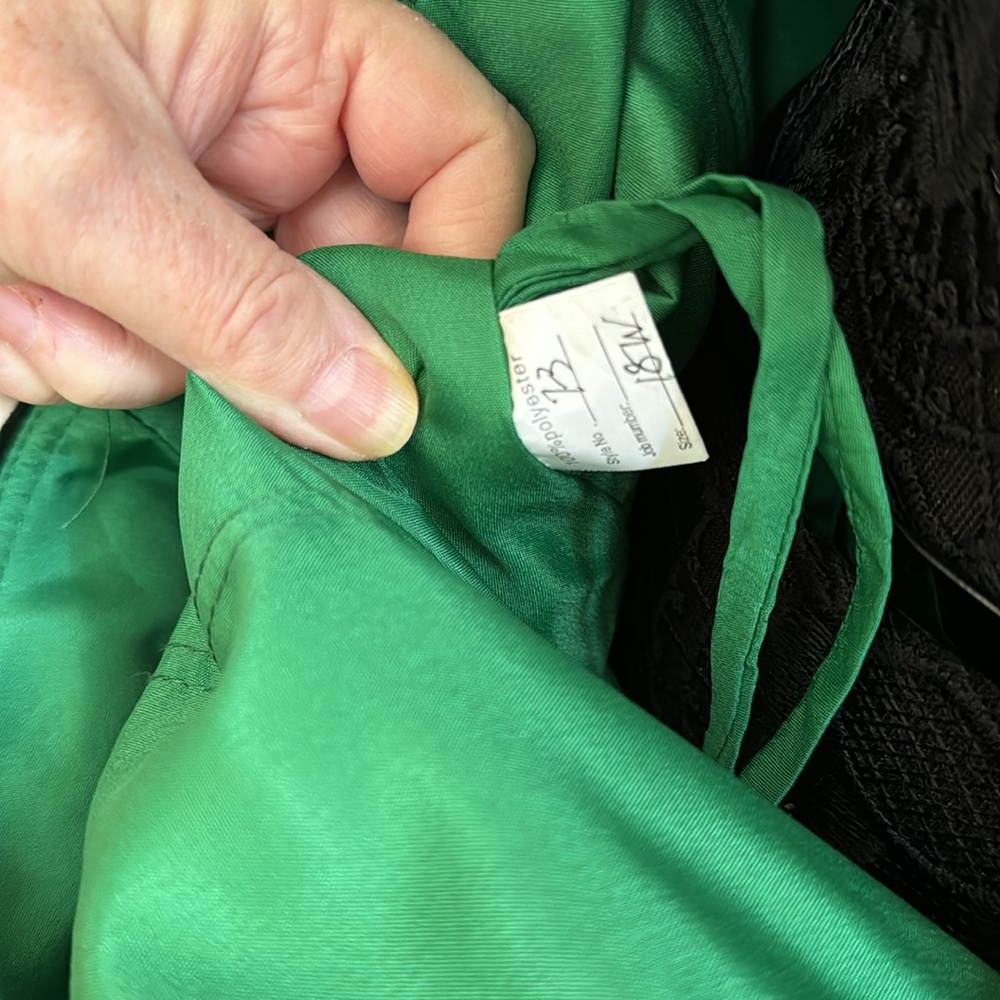 Elegant Green Velvet & Satin Evening Dress - Picture 7 of 8